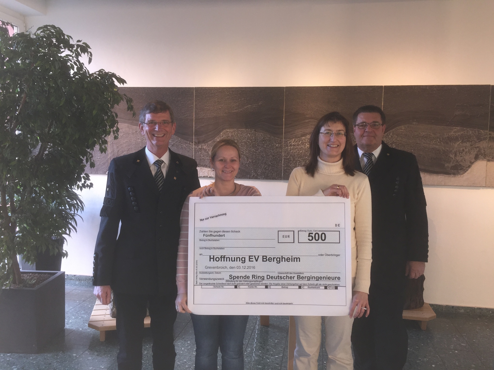 Spendenübergabe der Bezirksgruppe Garzweiler an den Verein Hoffnung e. V. Bergheim mit symbolischem Scheck über 500 Euro