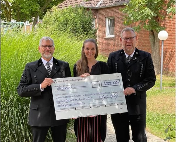 Übergabe eines symbolischen Spendenschecks durch die Bezirksgruppe Garzweiler des RDB im Wert von 1000 Euro